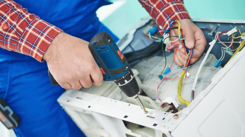 Çiğli Ariston Ariston çamaşır makinesi kart tamiri – Su almama arızası orijinal parça ile giderildi. - Teknik servis örneği